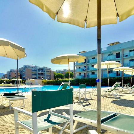 Isa-Apartments 4 Beds In Residence With Swimming-Pool In San Vincenzo, Just 600 Meters From The Sea ภายนอก รูปภาพ