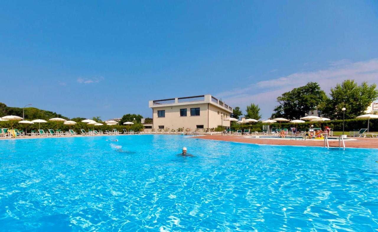 Isa-Apartments 4 Beds In Residence With Swimming-Pool In San Vincenzo, Just 600 Meters From The Sea ภายนอก รูปภาพ
