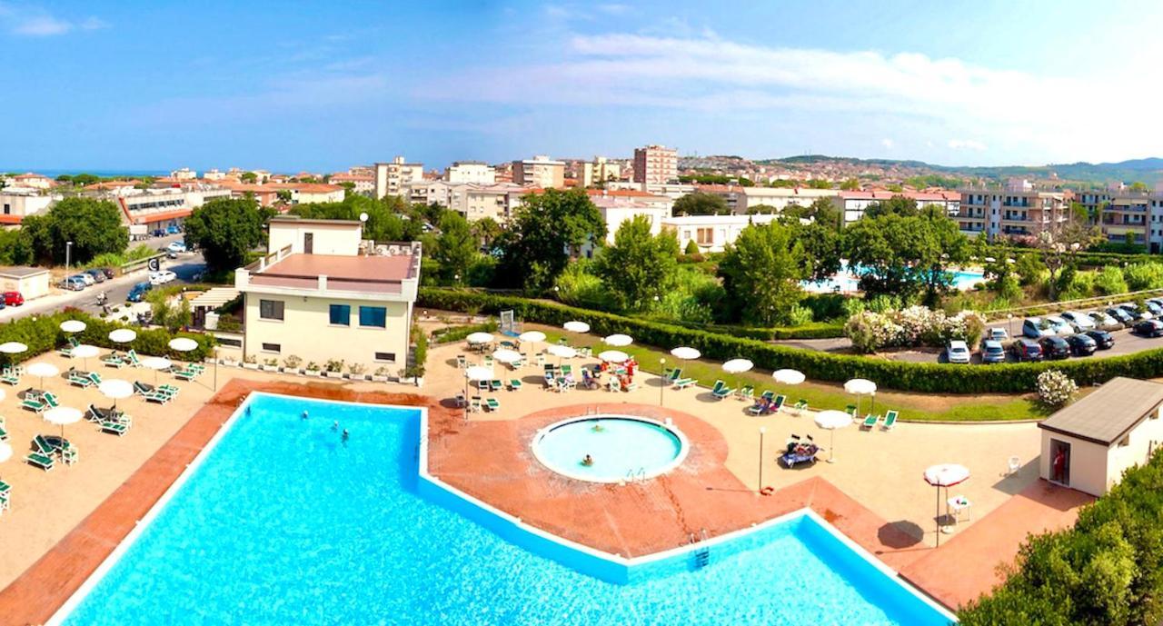 Isa-Apartments 4 Beds In Residence With Swimming-Pool In San Vincenzo, Just 600 Meters From The Sea ภายนอก รูปภาพ
