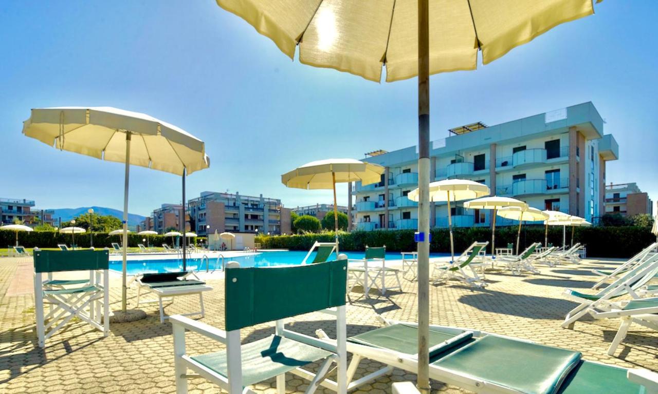 Isa-Apartments 4 Beds In Residence With Swimming-Pool In San Vincenzo, Just 600 Meters From The Sea ภายนอก รูปภาพ