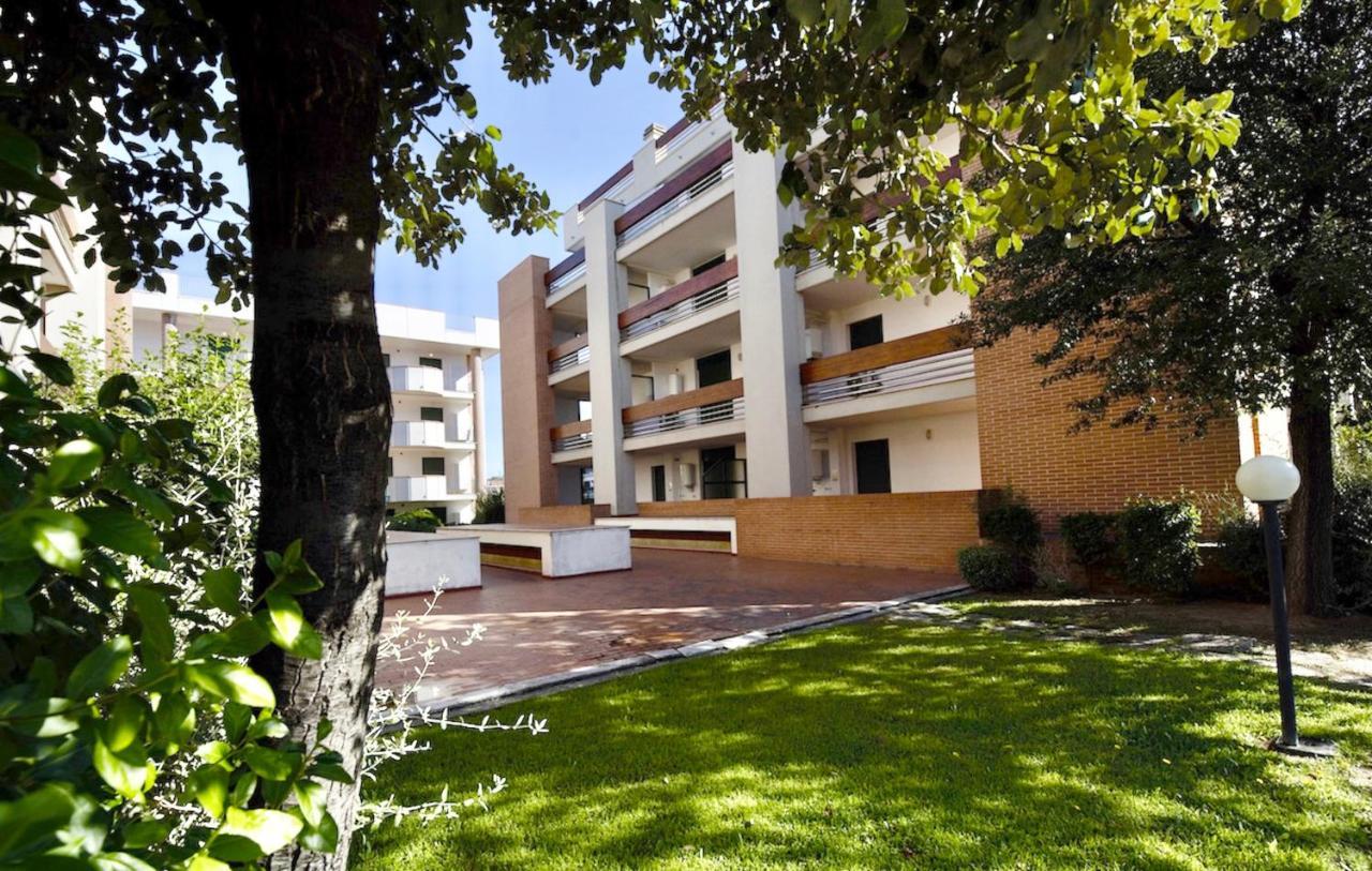 Isa-Apartments 4 Beds In Residence With Swimming-Pool In San Vincenzo, Just 600 Meters From The Sea ภายนอก รูปภาพ